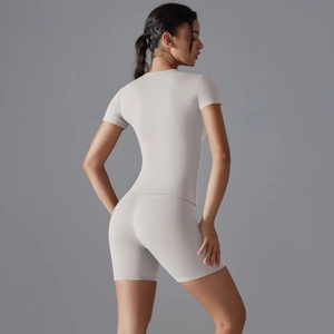 Ensemble haut de yoga beige à manches courtes et short de cyclisme pour femme
