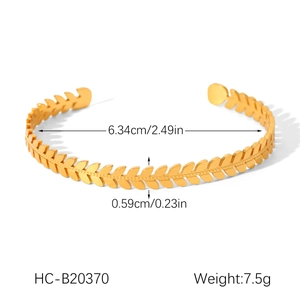 Detail of 18k gold wheat leaf cuff bracelet showing 6.34cm diameter and 0.59cm width