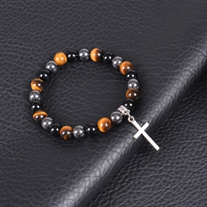 Tigerauge- und Hämatit-Perlenarmband mit Silberkreuz-Anhänger auf schwarzem Hintergrund