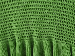 Dettaglio ravvicinato del tessuto in maglia a uncinetto traforato verde brillante