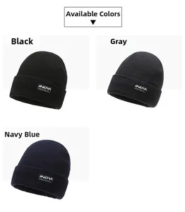 Dettaglio di berretti invernali a coste neri, grigi e blu navy con fodera in pile