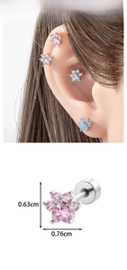 Detailansicht der Katzenpfoten-Ohrstecker mit rosa Zirkonia-Inlay und flachem Verschluss