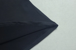 Détail de l'ourlet à double surpiqûre sur le pantalon noir en maille de jersey