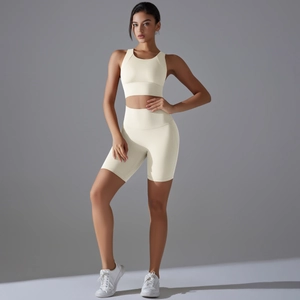 Dettaglio di un set da yoga beige senza cuciture con reggiseno sportivo e pantaloncini a vita alta
