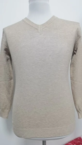 Detaillierte Nahaufnahme von V-Ausschnitt Strickpullover mit Rippbündchen und feiner Struktur