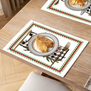 Detalle de manteles individuales navideños con camión de cuadros y árbol en madera