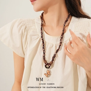 Collana con ciondolo a cavallo a dondolo in legno e cordino in tessuto intrecciato stile boho