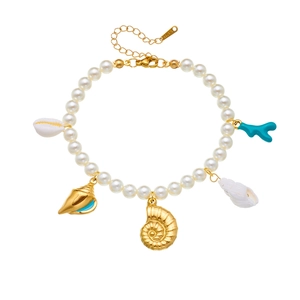 Bracelet de perles océan avec breloques coquillages dorées et détails corail