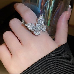 Dettaglio dell'anello a farfalla in zircone di lusso con pavé di pietre preziose