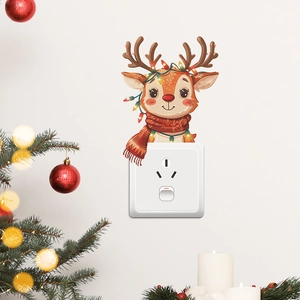 Sticker mural renne de Noël pour interrupteur dans un décor de fête chaleureux et mignon