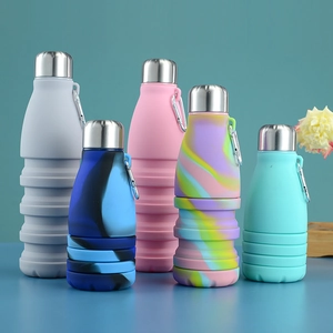Bouteilles d'eau de sport pliables en silicone multicolores avec bouchons en métal et mousqueton
