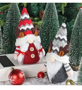 Détail de gnomes de Noël avec bois de renne sur un fond de décor festif enneigé