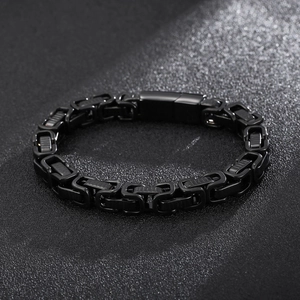 Gros plan d'un bracelet gourmette en acier inoxydable noir mat avec maillons carrés
