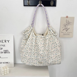 Dettaglio della borsa tote in chiffon floreale con manico lavanda e ricamo fine