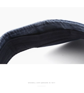 Dettaglio della visiera in denim lavato blu con fascia antisudore e cuciture rifinite