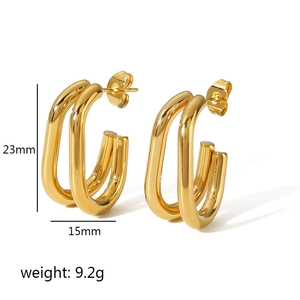 Détails des boucles d'oreilles en C dorées avec dimensions 23 mm de hauteur et 15 mm
