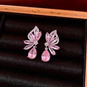Ohrhänger mit rosa Schmetterlingen und Zirkonia auf schwarzem Samt-Hintergrund