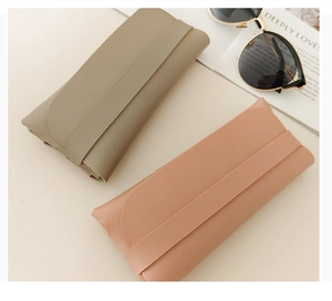 Gedetailleerd overzicht van zachte lederen brillenhoesjes in taupe en oudroze met flap