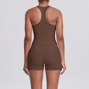 Ensemble de yoga marron avec débardeur dos nageur et short moulant pour femme