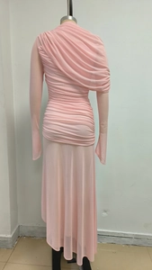 Détail du dos froncé en maille d'une robe de soirée rose moulante avec drapé élégant