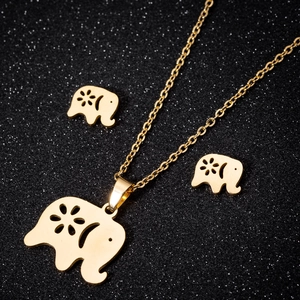 Set gioielli elefante dorato con collana e orecchini a lobo con motivo floreale