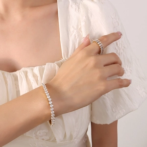 Ensemble bracelet extensible et bague plaqué or 18 carats avec zircons blancs brillants