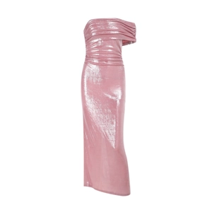 Dettaglio dell'abito rosa metallizzato con spalle scoperte e texture a pieghe in vita