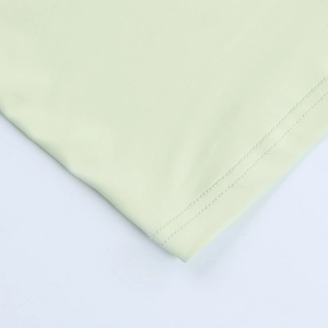 Détail de la couture double renforcée sur la robe tricotée vert clair à épaules nues