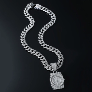 Collana a catena cubana argentata con pendente a forma di orologio glitterato