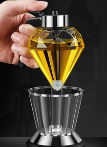 Dettaglio dell'ampolla per olio in vetro a diamante con manico nero e base in vetro
