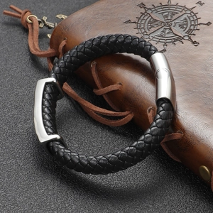 Bracciale da uomo in pelle nera intrecciata con chiusura magnetica a teschio in acciaio argento