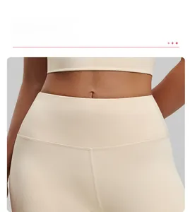 Détail du short de yoga taille haute avec coutures sans fin et texture de tissu beige