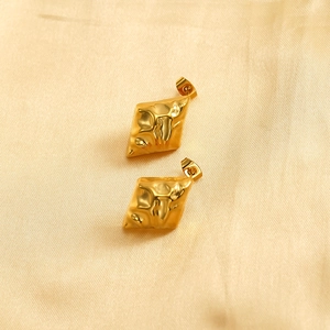 Textured 18k gold stainless steel rhombus earrings with hammered metal surface for women