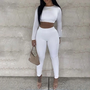 Détail de l'ensemble deux pièces blanc avec haut court et leggings ajustés