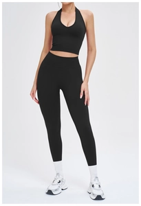 Détail de l'ensemble de sport noir mat sans couture avec haut licou et legging taille haute