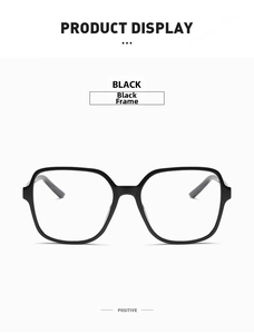 Vista frontale della montatura per occhiali nera lucida con un design moderno e pulito