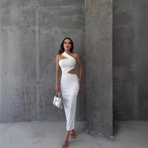 Robe longue blanche à une épaule avec découpe à la taille et fente latérale
