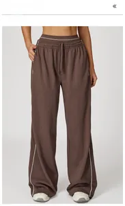 Détail du pantalon de jogging à taille haute avec cordon de serrage en marron chocolat