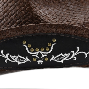 Détail d'un chapeau de cowboy marron foncé avec bande en similicuir brodée et rivets