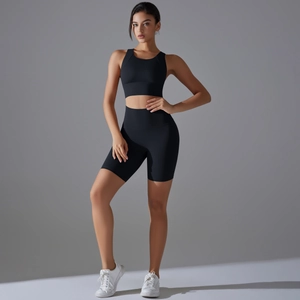 Dettaglio del set yoga nero con canotta scollo a U e pantaloncini da ciclista a vita alta