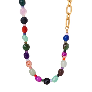 Collier bohème avec perles d'agate multicolores et détails de chaîne dorée épaisse
