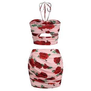 Ensemble deux pièces floral avec haut licou et mini-jupe moulante froncée en rose