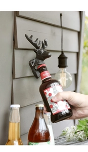 Abrebotellas de pared rústico de hierro fundido con forma de alce en pared de madera