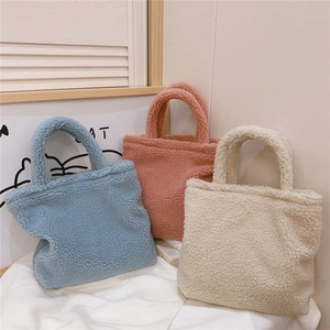 Tre borse in pile di peluche nei colori blu, rosa e bianco crema per l'autunno-inverno