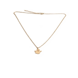 Vue détaillée du collier pendentif fantôme doré avec fermoir mousqueton et chaînette