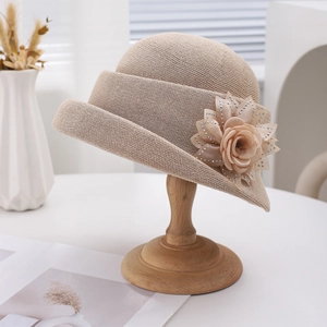 Chapeau cloche élégant en paille beige avec bord étagé et fleur ornée de strass