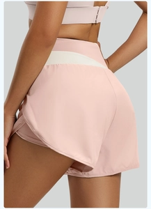 Détail du short de yoga rose à taille haute avec doublure et ceinture bicolore