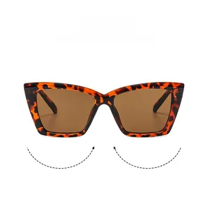 Primer plano de gafas de sol cat-eye retro con textura de carey leopardo y cristales marrones