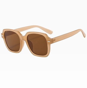 Vue détaillée des lunettes de soleil carrées rétro caramel avec rivets en métal