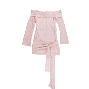 Détail d'une mini-robe rose à épaules dénudées avec tissu texturé et lien à la taille